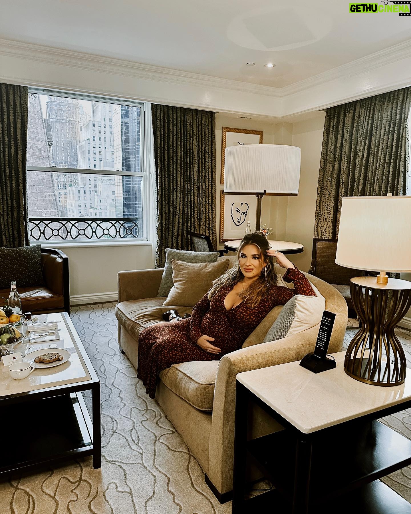 Jessie James Decker Instagram - New York, New York!! Had an amazing time launching and celebrating my newest book #JustEat in the Big Apple! What a week! Now this mama is ready to get in some comfy clothes, get back to the fam and relax for the next few days π
( thank you to @thepeninsulanyc for making me feel at home β€οΈ)
