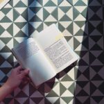 Clara Galle Instagram – Los libros en los que he vivido este mes. Os los dejo! ¿Los vuestros?🪻 

No sé por qué pasa pero, cada mes, los colores de las portadas siempre combinan sin yo quererlo! Es un poco de magia.💜 

Por orden de aparición:
– “Cartas eróticas”. Nicolas Bersihand
– “Tostonazo”. Santiago Lorenzo
– “Notas a pie de instante”. Jesús Montiel
– “Este amor ardió tres veces”. Pablo Santidrián e Inés Pintor
– “Cleo y Frankenstein”. Coco Mellors
– “Nada es verdad”. Verónica Raimo