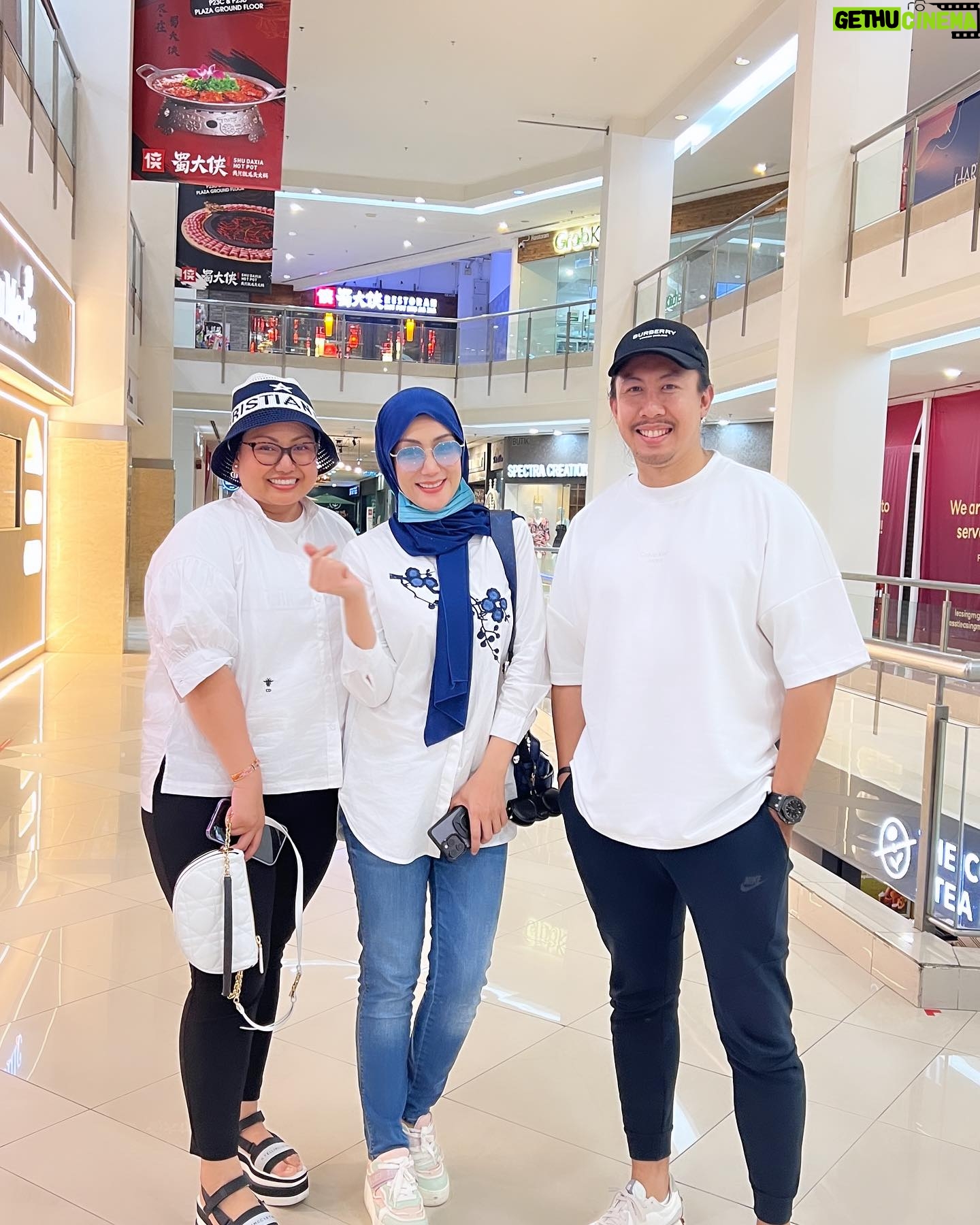 Erra Fazira Instagram - We met again four years later, but it was in Kuala Lumpur, not China, and everyone was very enthusiastic. Having so many good friends in a foreign country made me feel like I was at home, even more than my hometown.thanks for you all…