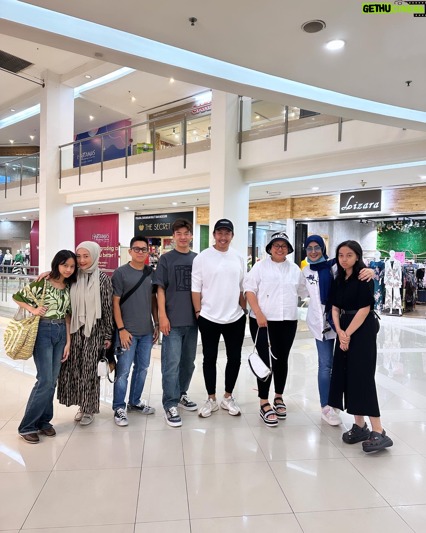 Erra Fazira Instagram - We met again four years later, but it was in Kuala Lumpur, not China, and everyone was very enthusiastic. Having so many good friends in a foreign country made me feel like I was at home, even more than my hometown.thanks for you all…