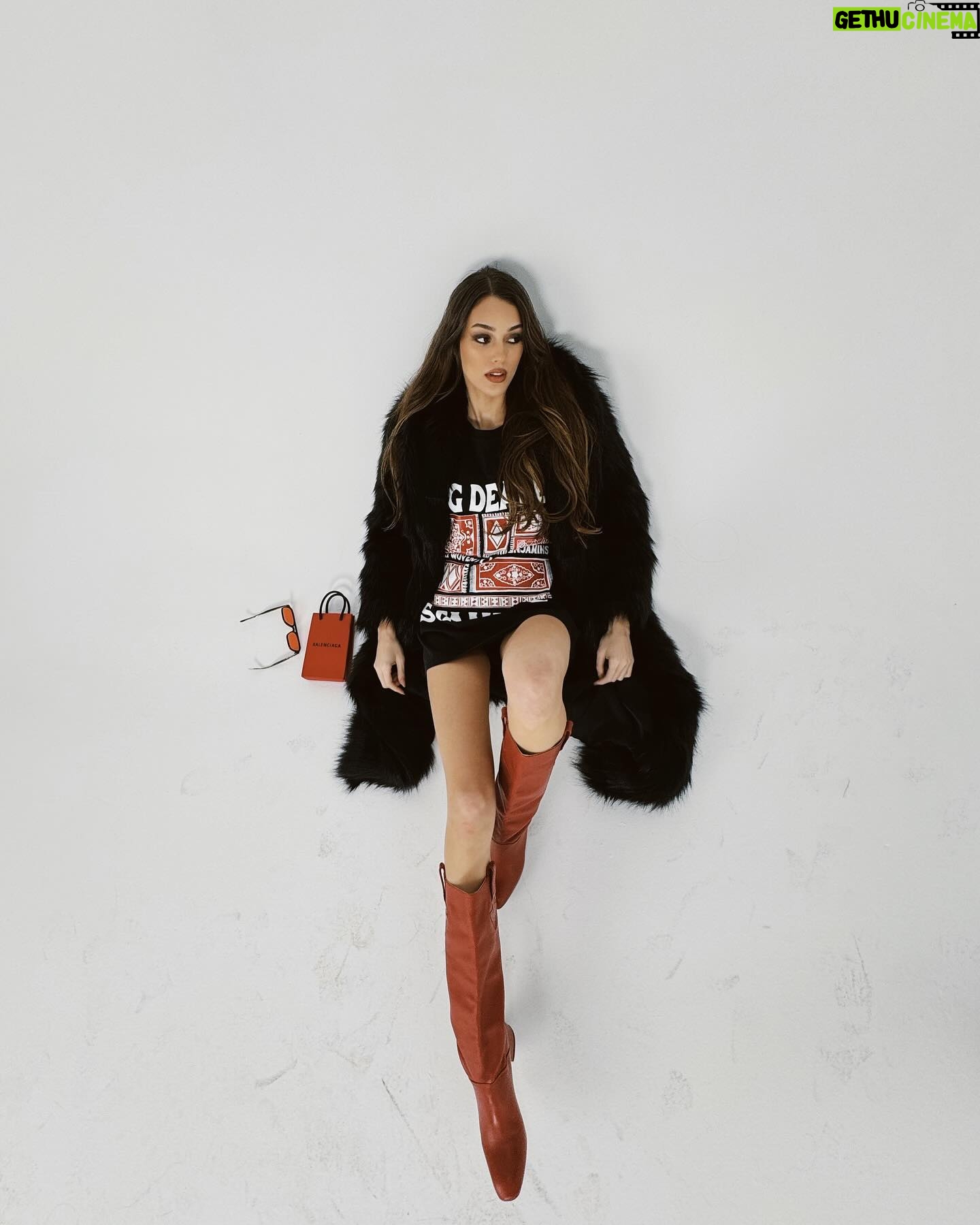 Dilan Çiçek Deniz Instagram - Rug dealer 🥀