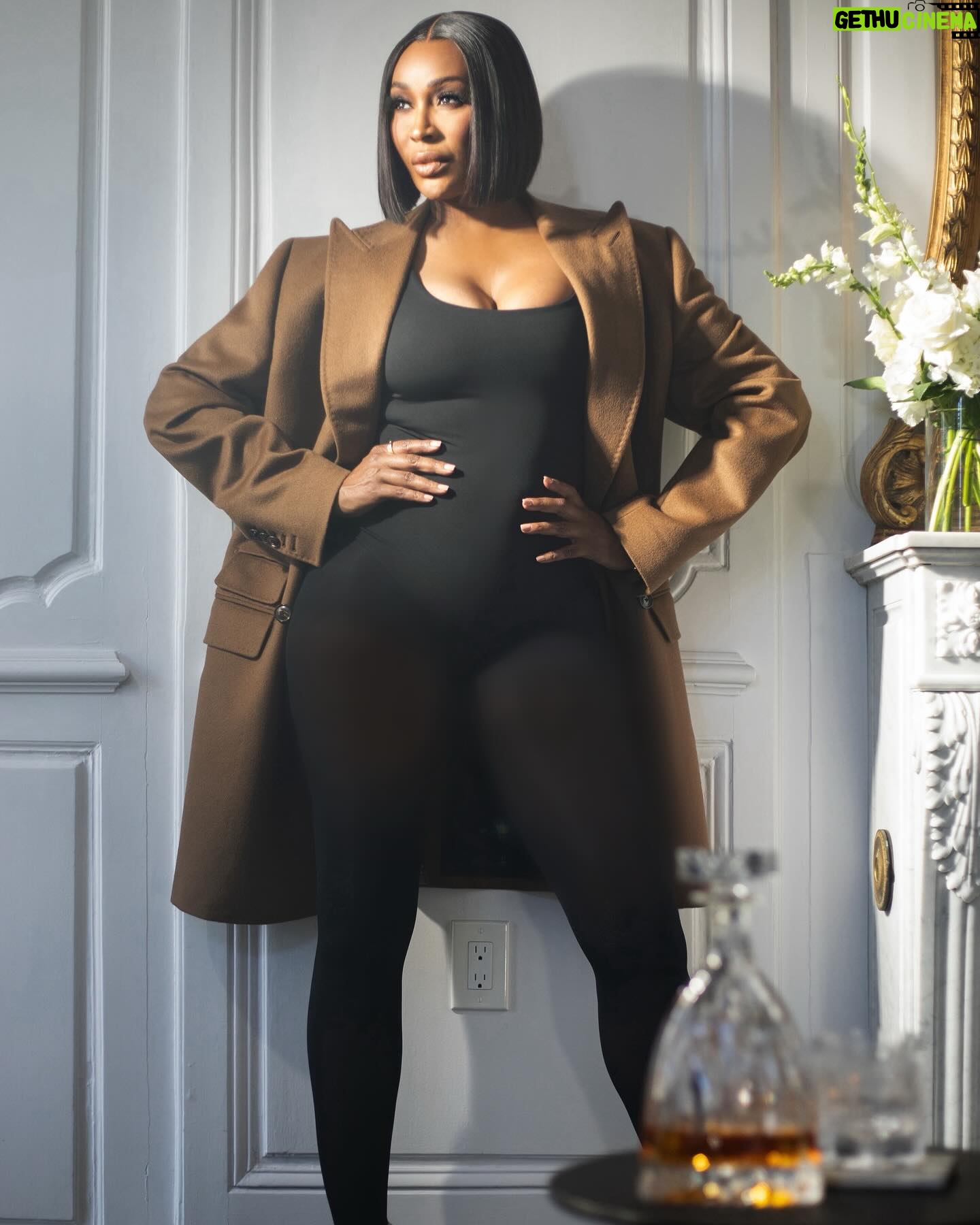 Cynthia Bailey Instagram - “stay focused on your happy place. that’s where you want to live.”🤎
#selflove
#loveera
#cynthiabailey
#staythecourse
#godswill
Man’s World
Posing 101
@cynthiabailey @mrdblanks
📸: @j.paschalphoto
Direction and edited by @mrdblanks
Styling and clothing by @dedrickhhthomas for @hideokibespoke
@makeup and grooming @jlamarbeauty
Hair by @kmhwigdesigners
Production assistant @frenchkiss4you @j.paschalphoto
#contentking #cynthiabailey #derekblanks #hideoki #mensfashion