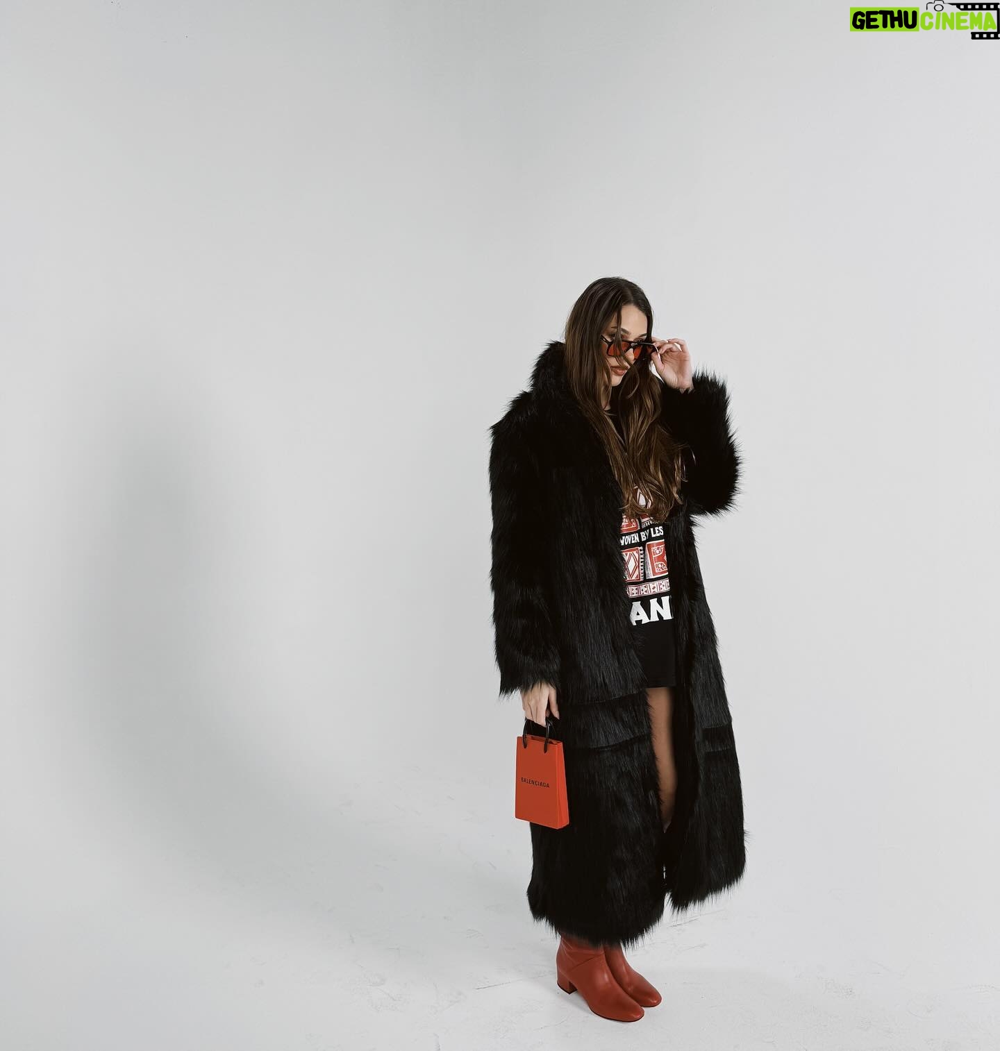 Dilan Çiçek Deniz Instagram - Rug dealer 🥀