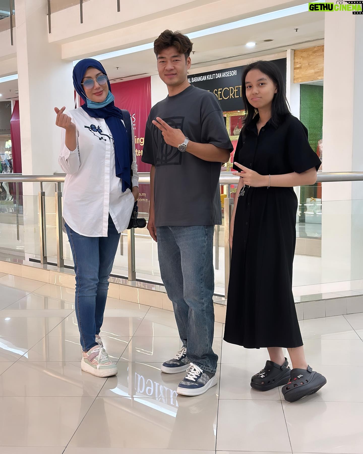Erra Fazira Instagram - We met again four years later, but it was in Kuala Lumpur, not China, and everyone was very enthusiastic. Having so many good friends in a foreign country made me feel like I was at home, even more than my hometown.thanks for you all…