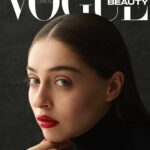 Cemre Baysel Instagram - #VogueBeauty dergisine “Mesleğime dair en sevdiğim şey kendimi her rolle yeniden keşfetmek. Farklı karakterlere girerek, günlük hayatımda Cemre olarak deneyimlemediğim olaylara tepkiler vermek, hayatı farklı perspektiflerden deneyimlemek, diğer yönümü de görebilmek...” açıklamasını yapan başarılı oyuncu #CemreBaysel şimdilerde @newwellmakeup’ın marka elçisi unvanıyla güzellik dünyasını da fethetmeye hazırlanıyor. @cemrebaysel

Vogue Beauty, #VogueTürkiye Aralık-Ocak 2023/24 ile tüm bayilerde.

Genel Yayin Yönetmeni: @debora_zakuto
Fotoğraf: @emreguven
Güzellik Editörü: @_zeynepakdogan_
Moda Editörü: @tugcebahcivangil
Makyaj: @elcinmutlu_
Saç: @yildirimbozuyuk
Proje Yöneticisi: @melissakcan
Proje Uzmanı: @ipekelbeyli
Prodüksiyon: @belceturker @bihterneymen
Manikür: @datecaddecoiffeur
Fotoğraf Asistanı: @_omercetiner
Moda Editörü Asistanı: @melisyakupoglu
Makyaj Asistanı: @suleymannakgul
Saç Asistanı: @mehmettiyi_
Çiçekler: @flow.floral

#işbirliği