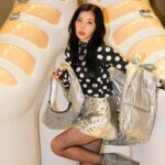 Riisa Naka Instagram - @marcjacobsjapan 🩶🤍🖤✨

今月22日（日）までStandByで開催中の「MARC JACOBS FALL’23 INSTALLATION」に行ってきたよ🔥😘

ギラッギラのキキアンクルブーツがずっとずっと履きたかったから嬉しいっ👠🥹⭐️

バルーンデザインのロゴも可愛かった🎈🩶🩶🩶

みんな是非遊びに行ってみてん🫶🏻💕

#マークジェイコブス 
#marcjacobs 
#pr