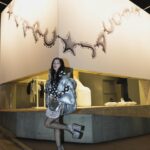 Riisa Naka Instagram - @marcjacobsjapan 🩶🤍🖤✨

今月22日（日）までStandByで開催中の「MARC JACOBS FALL’23 INSTALLATION」に行ってきたよ🔥😘

ギラッギラのキキアンクルブーツがずっとずっと履きたかったから嬉しいっ👠🥹⭐️

バルーンデザインのロゴも可愛かった🎈🩶🩶🩶

みんな是非遊びに行ってみてん🫶🏻💕

#マークジェイコブス 
#marcjacobs 
#pr