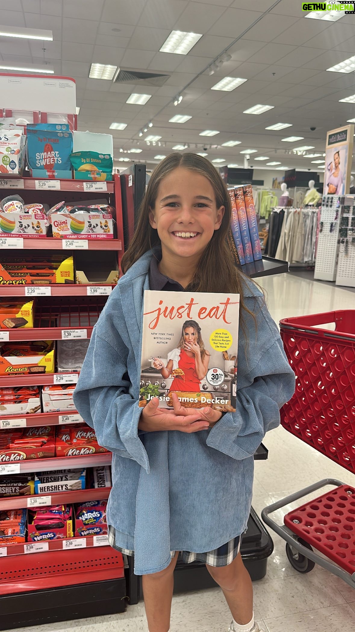 Jessie James Decker Instagram - Finally got to see my new book “Just Eat” at @target ❤️❤️❤️ I felt so special it was at the front of the store and in the book section 🥰 I even snuck a few signatures, Vivi did too😊 link in bio to get your copy’ ALSO🤩Head over and follow @justfeedme cus we have a surprise coming any minute 🤫 a giveaway you won’t wanna miss 🥳🤩