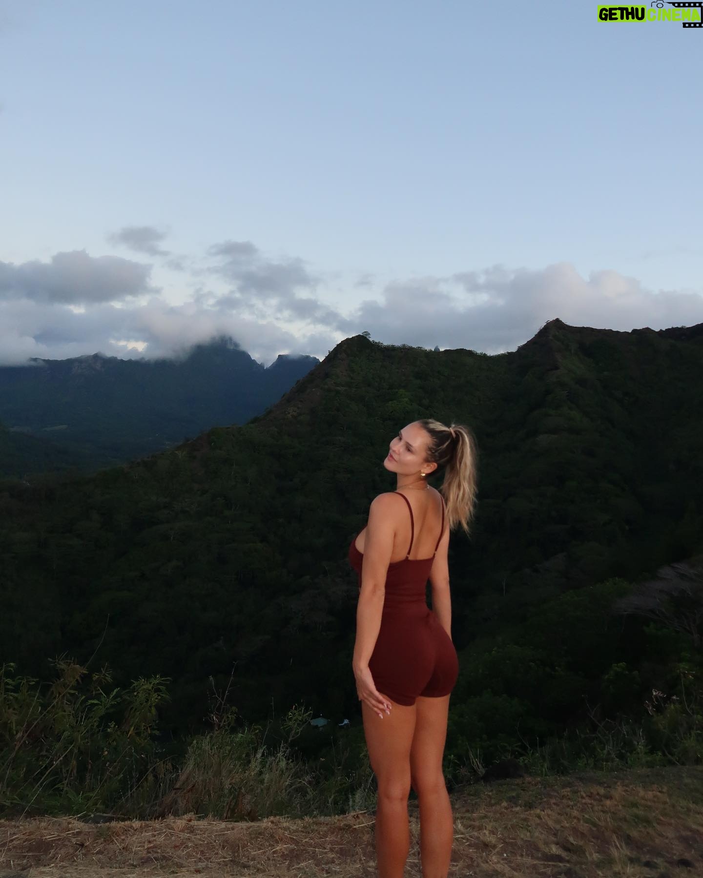 Kinsey Wolanski Instagram - Little bit of the last few days ❤️ @mooreaherelodge