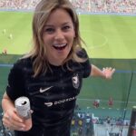 Elizabeth Banks Instagram - This game was wild! It was such an honor to lead the 3 clap and such a thrill to watch @weareangelcity get that record-breaking win! I spilled my @archerroosewines every time they scored (5 times!) and had such a blast being there on fan appreciation day. Big thanks to everyone at #ACFC for rolling out the pink carpet for me and my team 🩷🖤 Good luck at the playoffs!!