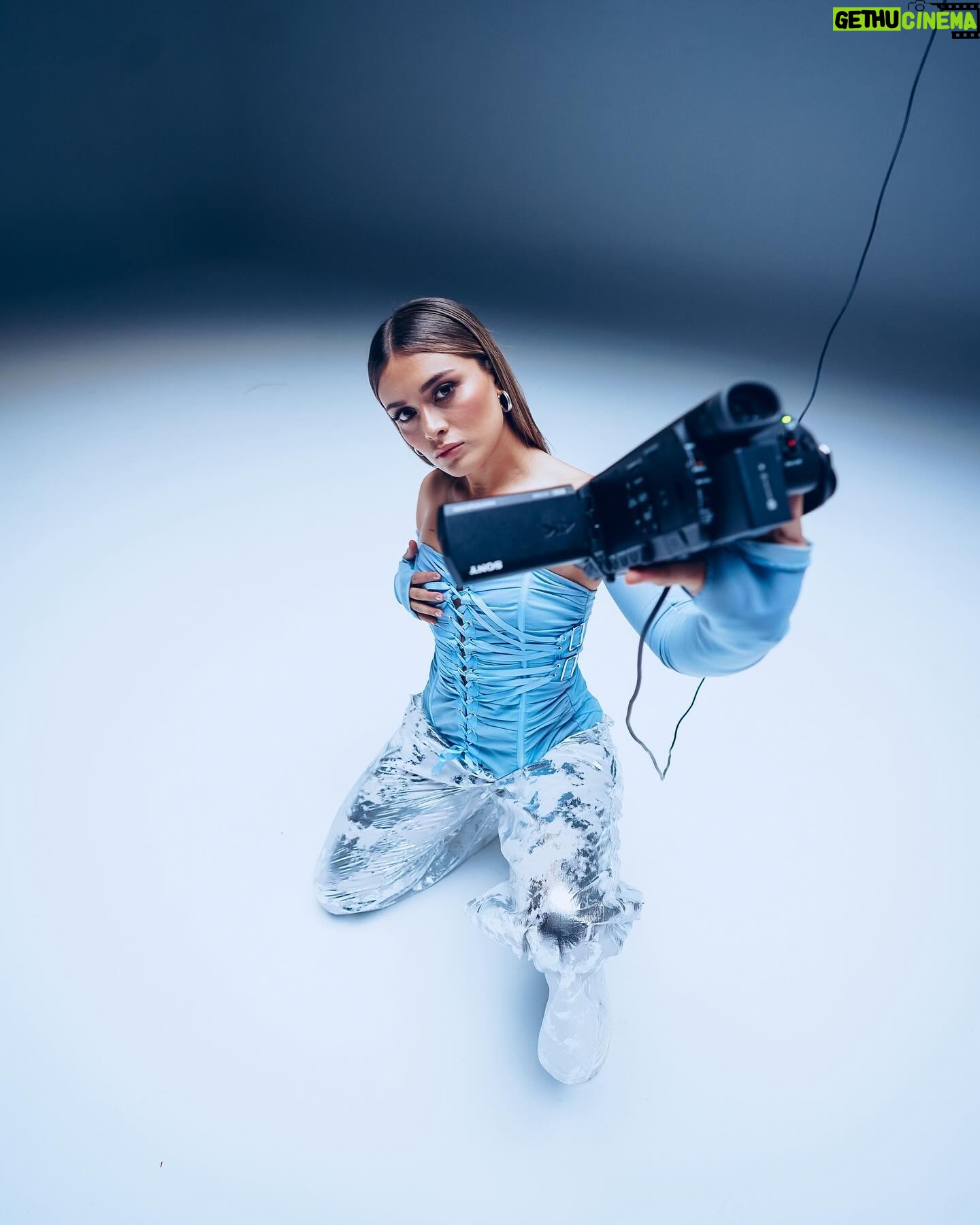 Daniela Calle Instagram - Boca a Boca: OUT NOW!
Este proyecto es muy especial, fue el primer video musical que grabé y fue, a la vez, el primer video que @poche dirigió sola!
(Mi directora favorita claro está)
Me siento super agradecida y afortunada con todo el equipo de Boca a Boca! Gracias por sumar su talento. 💙
Ya disponible en todas las plataformas!
Dirección: @poche
Producción ejecutiva: @turbo.gif
@jeromethedirector
@deaviladorector
@sisifo__
Dirección de Fotografía: @juansalgadodp
1 AD: @jhona0713
Edición/color: @sisifo___
Steadicam: @maurostaedicam
Proyecciones: @_ulteriorworld
Styling: @amaliagr
Hair/Makeup: @mafelola
@katerinamartinaa
@hannacortesx
@makeuprox
@funkad_
Coreografía: @kmoelements
Bailarinas: @camila.h0827
@soynickycast
@juliana_valenciar
@angel2115_
@ashleynvr
@danialmanzab
@catalinafuentes.c
@caro.bonilla1
@_lorerodriguezp
Bts / foto fija: @davidvisuals_ph
Catering: @santajuana_foodbar
Agradecimiento especial: @adidasco
💙
Productores: @mangoedp @nabalez
Co autoría: @pedro.elipe @markememusic @jonathanburt_ @pmalaver1212 @paulaperezmusic