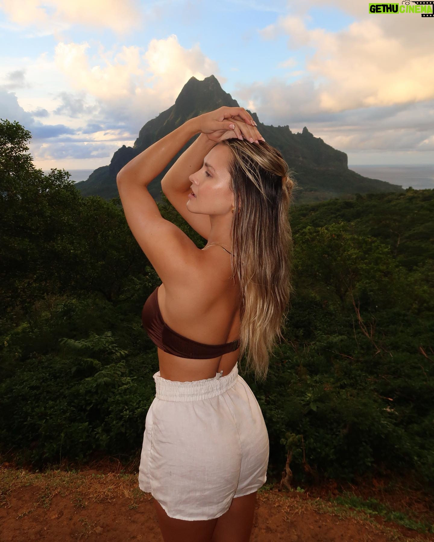 Kinsey Wolanski Instagram - Little bit of the last few days ❤️ @mooreaherelodge