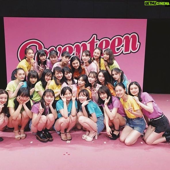 Suzu Hirose Instagram - seventeen夏の学園祭2018
ありがとうございました、、!今年も無事に。
そして卒業しました。6年間本当にありがとう。
楽しすぎたくらい楽しかったけどseventeenに、後輩ちゃんたちに、何も残せてあげれなくて、わたしは先輩方のかっこいい姿を見させてもらい続けてたのに、あー、、何も出来ず終わっちゃう、と思いながら、学園祭を過ごしていました。
ほんっと、頼りなくてヘラヘラしててすみませんでした、、笑
そしてSTモになる前から私の中もカリスマといえば桐谷美玲さんで、今回スペシャルゲストで学園祭に来てくださって、大きなST愛を感じたし、ほんっっっとに、レジェンドなんですよ!!笑。まさかと、学園祭で同じ舞台に立てる事が私のST人生の中で最後の最後に最も感動したことであります、、 そんな幸せな時間が反省しながらもずっとずっと続いておりました。それに後輩ちゃん達が、お手紙くれたり、想いをメールしてくれたり、想像以上にみんなから来て私それがすごく嬉しくて、にやにやしてます。よし、今日からまた頑張ります。
皆さまからのメッセージも、全部読んでます。
いっぱいいっぱいありがとう。感謝です。
動画とか載せてみちゃうね。恥ずかしいけど。
思い出残しておきたいので。
seventeen、あと、お姉。だから今の自分がここにいる。
もちろん、他にも大切な人たちはいます。
事務所の方々も。家族も。友達も。
恩返しできるよう努力します!#長く書きすぎた
