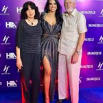 Scarlet Ortiz Instagram - Tener a mi papá, mamá y a mi hermana conmigo la noche del estreno de Dramaticas fue lo maximoooooo!!! Los amooooo y son el apoyo más importante que tengo, junto con Yul Hansel y Bárbara, y el Que más quiero!! Graciasssss por estar siempre!!! Mi familia, mis amores💖 Que felicidad tenerlos allí conmigo en una noche tan importante @hevisjevita @hevismarina @franciscoortizbravo 🙌🏻🥳💜 #estrenodedramaticas #familia #amordelbueno