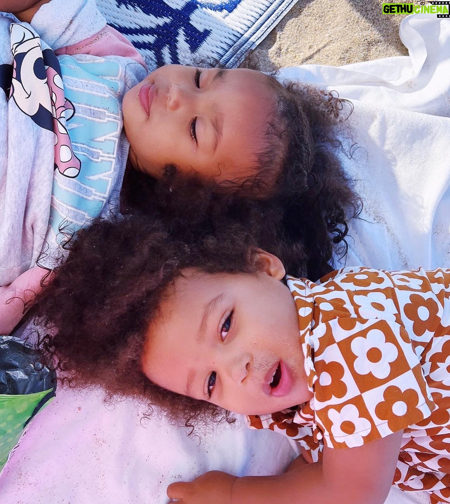 Jeannie Mai Instagram - Friends don’t let friends beach alone 🏖️❤️