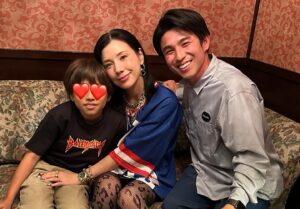 Riisa Naka Instagram - 2023.10.18❤️
34さいになりました🩷🩷🩷

みんなお祝いしてくれてありがとう🥹❤️🫶🏻🔥

毎日の人生が濃厚すぎて
まだ34さいなのか〜って気分だけど😂w

34さいもニコニコですごせますように🥰

1.けみおくんがフィルムカメラで撮ってくれたツーショット❤️
2.ありさちゃんと念願のはじめて食事会ではじめてなのに誕生日祝ってもらっちゃった写真🤣🫶🏻🩵
3.キツネさんがフィルムのツーショ気に入ってて先にインスタアップされて草🌱
4.誕生日当日伊勢丹でピアス買わせた後に鉄板焼き奢ってもらってご満悦のファミリーショット💰🔥✨
5.トカゲくんがパパのモネマネしまーすって思いっきり目を細めてきて可愛いかった時の😂❤️💕w
6.里依紗の里がどっかに忘れられてて爆笑のバースデープレート🤣🫶🏻

BIGLOVE❤️