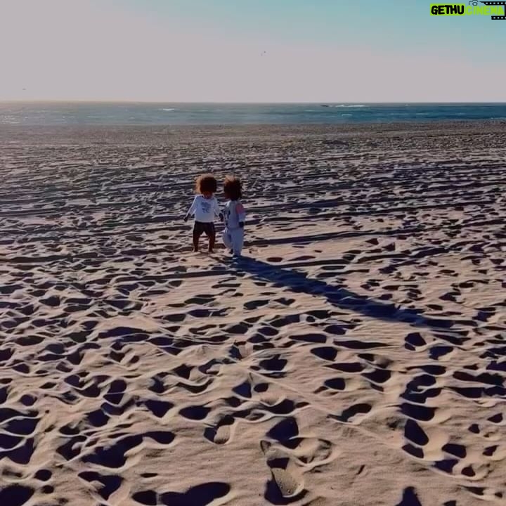 Jeannie Mai Instagram - Friends don’t let friends beach alone 🏖️❤️