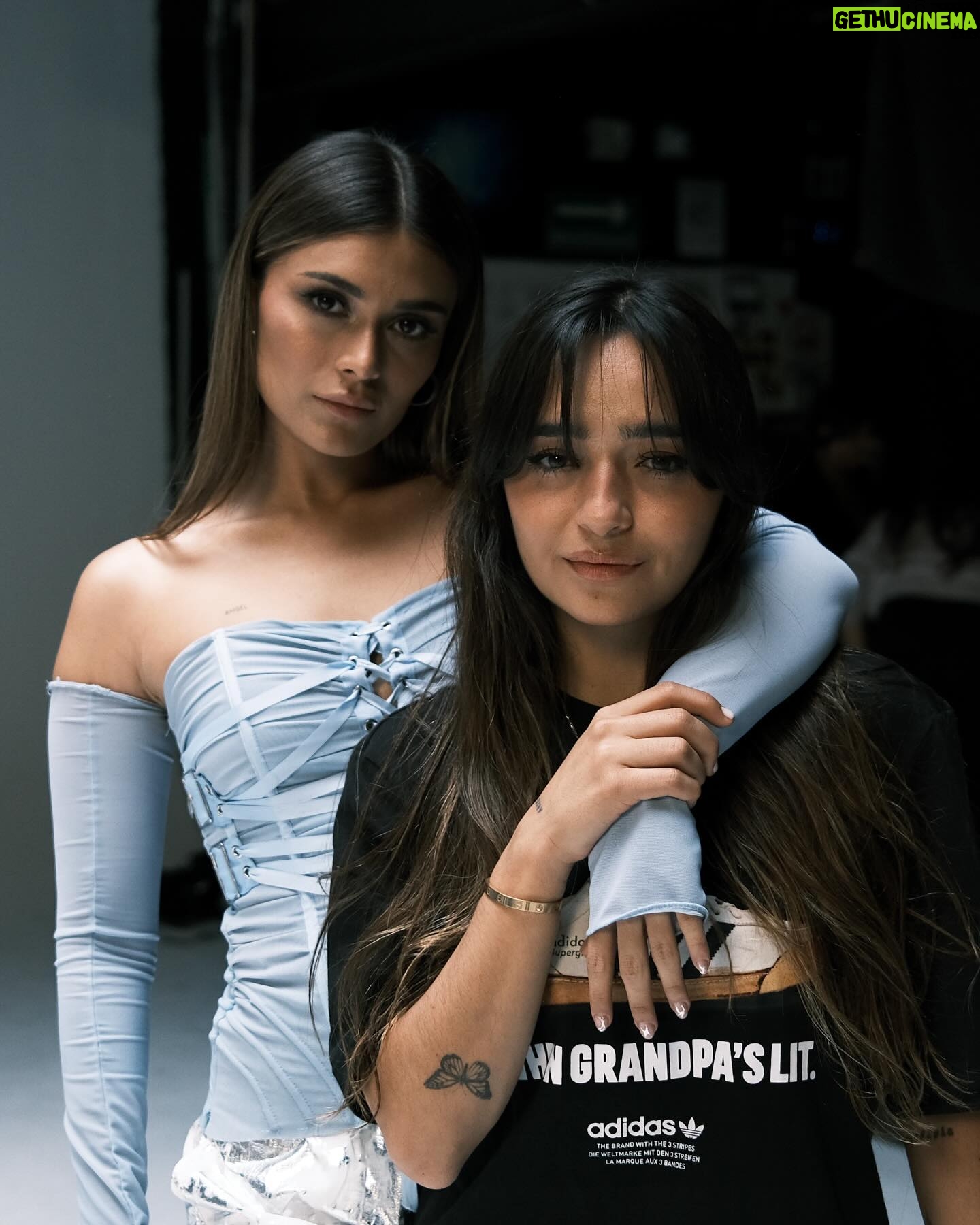 Daniela Calle Instagram - Boca a Boca: OUT NOW!
Este proyecto es muy especial, fue el primer video musical que grabé y fue, a la vez, el primer video que @poche dirigió sola!
(Mi directora favorita claro está)
Me siento super agradecida y afortunada con todo el equipo de Boca a Boca! Gracias por sumar su talento. 💙
Ya disponible en todas las plataformas!
Dirección: @poche
Producción ejecutiva: @turbo.gif
@jeromethedirector
@deaviladorector
@sisifo__
Dirección de Fotografía: @juansalgadodp
1 AD: @jhona0713
Edición/color: @sisifo___
Steadicam: @maurostaedicam
Proyecciones: @_ulteriorworld
Styling: @amaliagr
Hair/Makeup: @mafelola
@katerinamartinaa
@hannacortesx
@makeuprox
@funkad_
Coreografía: @kmoelements
Bailarinas: @camila.h0827
@soynickycast
@juliana_valenciar
@angel2115_
@ashleynvr
@danialmanzab
@catalinafuentes.c
@caro.bonilla1
@_lorerodriguezp
Bts / foto fija: @davidvisuals_ph
Catering: @santajuana_foodbar
Agradecimiento especial: @adidasco
💙
Productores: @mangoedp @nabalez
Co autoría: @pedro.elipe @markememusic @jonathanburt_ @pmalaver1212 @paulaperezmusic