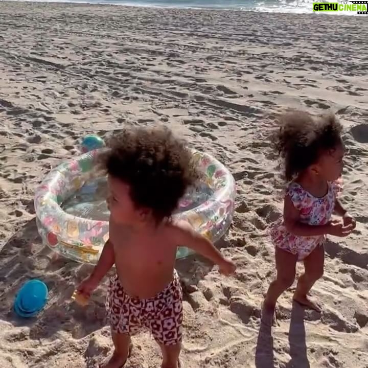 Jeannie Mai Instagram - Friends don’t let friends beach alone 🏖️❤️