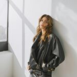 Nicole Wallace Instagram – Nicole Wallace es la protagonista de la portada de Mujerhoy con un reportaje en el que posa con la nueva colección de Pinko. Este verano estrenó Culpa mía, que se convirtió en la película de habla no inglesa más vista en la historia de Prime Video. Protagonizar la adaptación de un fenómeno de la literatura adolescente tuvo una consecuencia directa clara: pasó de 400.000 seguidores a 4,5 millones en Instagram. Y en TikTok supera los cinco millones.

«He notado que por la calle me empieza a parar más gente. El otro día estuve en el Rastro y se me acercaron sólo dos chicas, pero muchos me miraban con esa cara de ‘esta chica me suena’», comenta divertida tras la sesión de fotos, relajada y echada sobre una cama. «No me despierto por las mañanas y digo: ‘Soy famosa’».

✨ A partir del 21 de octubre en los quioscos.

Realización: Gervasio Pérez @gervasio__perez 
Fotografía: Rosa Copado @rosacopado
Looks de @pinkoofficial
Entrevista: Javier P. Martín @tiralacopa
Maquillaje y peluquería portada: Adrián Rux  @adrian_rux
Maquillaje y peluquería: Antonio Romero @antonioromeromakeup
Asistente de estilismo: Julieta Sartor @juli.sartor
Asistente de fotografía: Steven Pane 
Agradecimientos: Shahar Levi @shaharlevi4 VBO Spacio @vboespaciocreativo