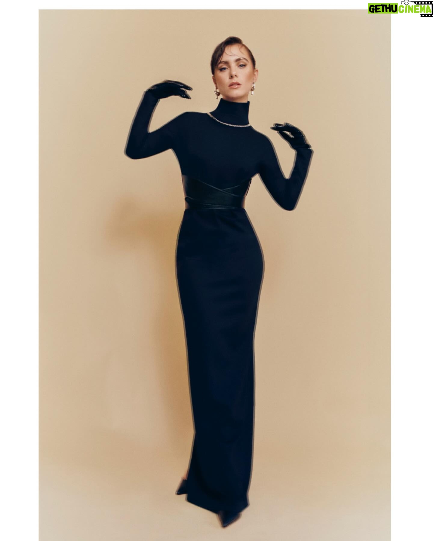 Clara Galle Instagram - Estamos en @harpersbazaares!!!!🩵 Ese día fue precioso!✨ Por @alvarogracia 🫠
@ikasanchezfr
@diegosernah