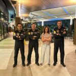 Özge Özpirinçci Instagram – Anadolu Kartalları filmi ile başlayan tanışıklığımın katlanarak büyüdüğünü dün Adana sokaklarında çekim yaparken gökyüzünde uçan F16 gösteri uçağı olan SoloTürk’ü görünce yaşadığım heyecandan bir kere daha anladım! 26 Ekim Perşembe günü Adana Çukurova Üniversitesi semalarında saat 16.00’da gösteri uçuşları olacakmış. Oralardaysanız gözünüz gökyüzünde olsun ve bu gösteriyi kaçırmayın derim! @soloturk Türkiye Cumhuriyeti Devleti’nin en güzel gururlarından biridir! 🇹🇷