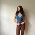 Lola Tung Instagram - It’s officially sweater weather, celebrate accordingly. @americaneagle #AEPartner #AEJeans