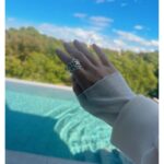 Nozomi Sasaki Instagram - 毎日のように着ているtops。
とろとろな素材で気持ちいいし、合わせやすい。重ね着にも適してる✌️

【Cashmere Silk Jersey Turtle】
✔カシミアとシルクをブレンドすることにより極上の肌触りを表現した素材を使用したカットソー。
✔身体にフィットするシルエットでインナーとしても活躍するアイテムを作りました。
✔袖口に着用時に親指が出るように、デザインアクセントを入れたトップスです。

ring#HERMES
#pr