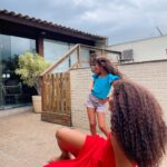 Juliana Alves Instagram – Semana com feriado e a gente fica como? 
Contando as horas pra momentos assim com ela 👧🏽🤸🏽‍♀️🎶💓