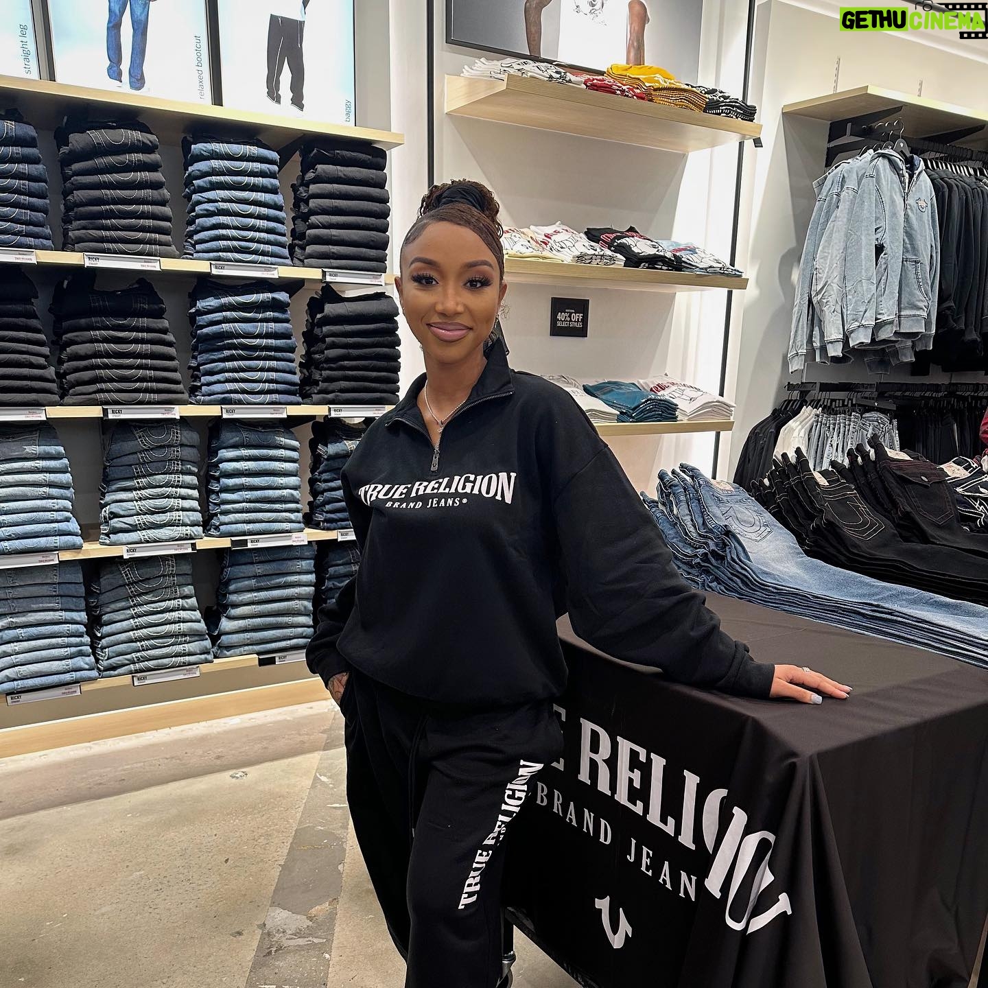 Zonnique Pullins Instagram - “true religion robin jeans that's what boost my self esteem”🗣️🖤
thanks for the invite @truereligion !! love the new store!!