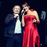 Şevval Sam Instagram - Dün gece hayatımın en güzel, en heyecanlı, en mutlu, en özel deneyimlerinden birini yaşadım. Gençliğimizin tozunu, hikayelerimize eşlik eden kahramanlardan biriyle üstelik şarkının içinden çıkmışcasına Lady in Red❤️ olarak ve kahramanın kendisiyle aynı sahneyi paylaşarak almak, benim için bu hayatta yaşabilecek en özel anlardan biriydi. Buna vesile olan herkese sonsuz teşekkür ediyorum. ❤️ @vigor_sanat @cdebinsta #chrisdeburgh #düet #ladyinred 
Elbise @tarikedizofficial 
Styling @sburcucam 
@816styling
