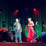 Şevval Sam Instagram - Dün gece hayatımın en güzel, en heyecanlı, en mutlu, en özel deneyimlerinden birini yaşadım. Gençliğimizin tozunu, hikayelerimize eşlik eden kahramanlardan biriyle üstelik şarkının içinden çıkmışcasına Lady in Red❤️ olarak ve kahramanın kendisiyle aynı sahneyi paylaşarak almak, benim için bu hayatta yaşabilecek en özel anlardan biriydi. Buna vesile olan herkese sonsuz teşekkür ediyorum. ❤️ @vigor_sanat @cdebinsta #chrisdeburgh #düet #ladyinred 
Elbise @tarikedizofficial 
Styling @sburcucam 
@816styling