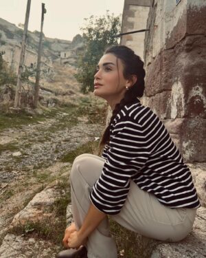 Özge Yağız Instagram - gözcü..🚪