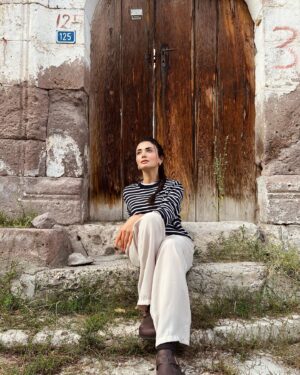 Özge Yağız Instagram - gözcü..🚪
