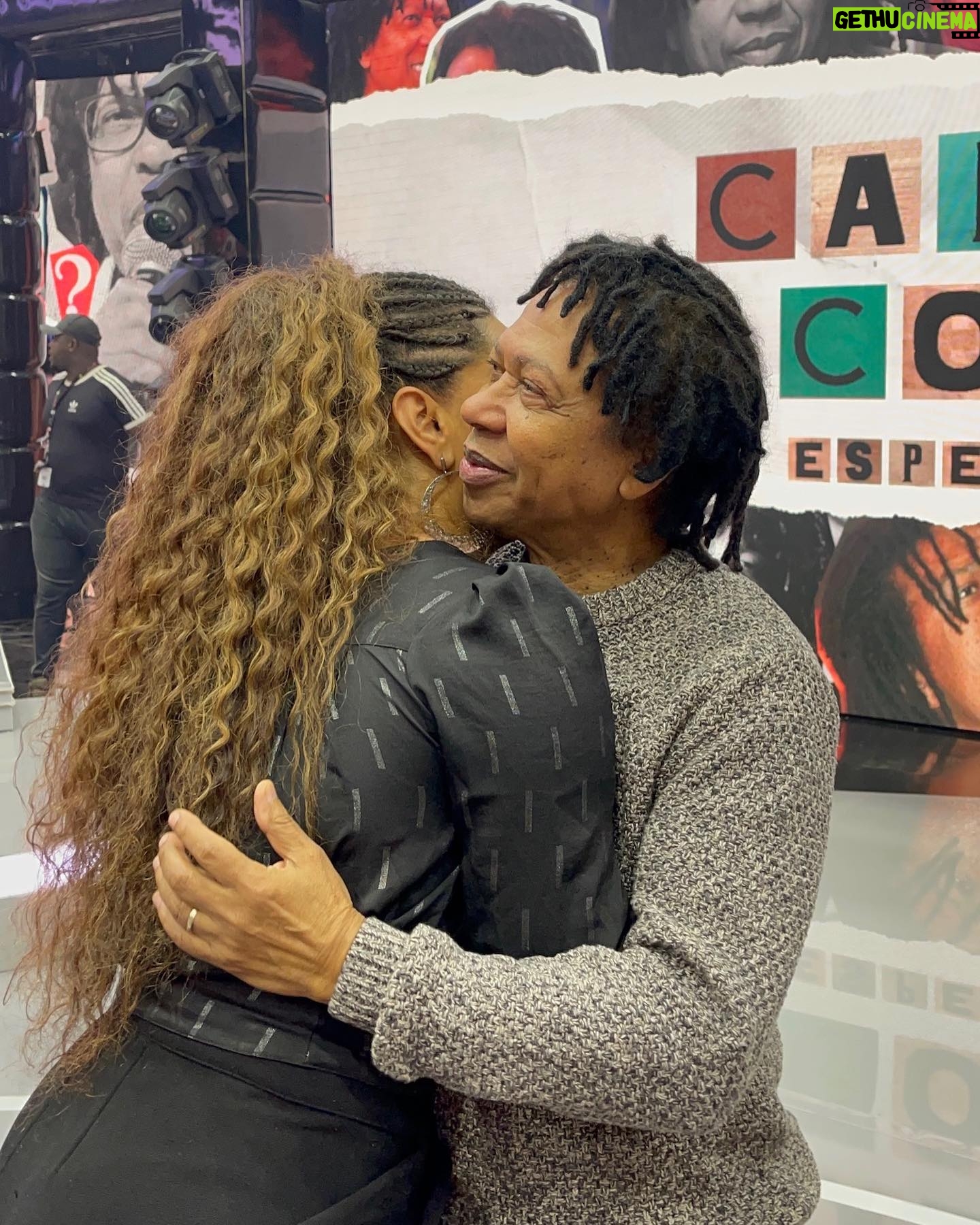 Juliana Alves Instagram - Parece um sonho. É foi real!
Uma sensação indescritível. Estar pertinho de um grande ídolo e participar de uma homenagem única.
Assistam esse programa lindo!
Foi mágico.
Djavan merece!