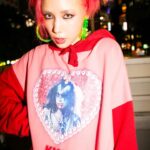 Riisa Naka Instagram - RE.初コラボ商品は
だぁーいすきなKISSと🔥🎸❤️‍🔥🎶‼️‼️‼️ @kissonline 

仲家みんな大好きなKISSのグラフィックを使って
RE.らしくポップなフーディーを作りました💋🔥

フーディーの形もスーパービッグサイズで作ったよ🖤

ジーンシモンズが口から血を出してるグラフィックを
キラキラピンクのハートの中に入れちゃいました😂❤️むねあつ😂🔥‼️‼️‼️

10/29(日)お昼12時に発売だよ💜

@re._oyoufukuyasan_