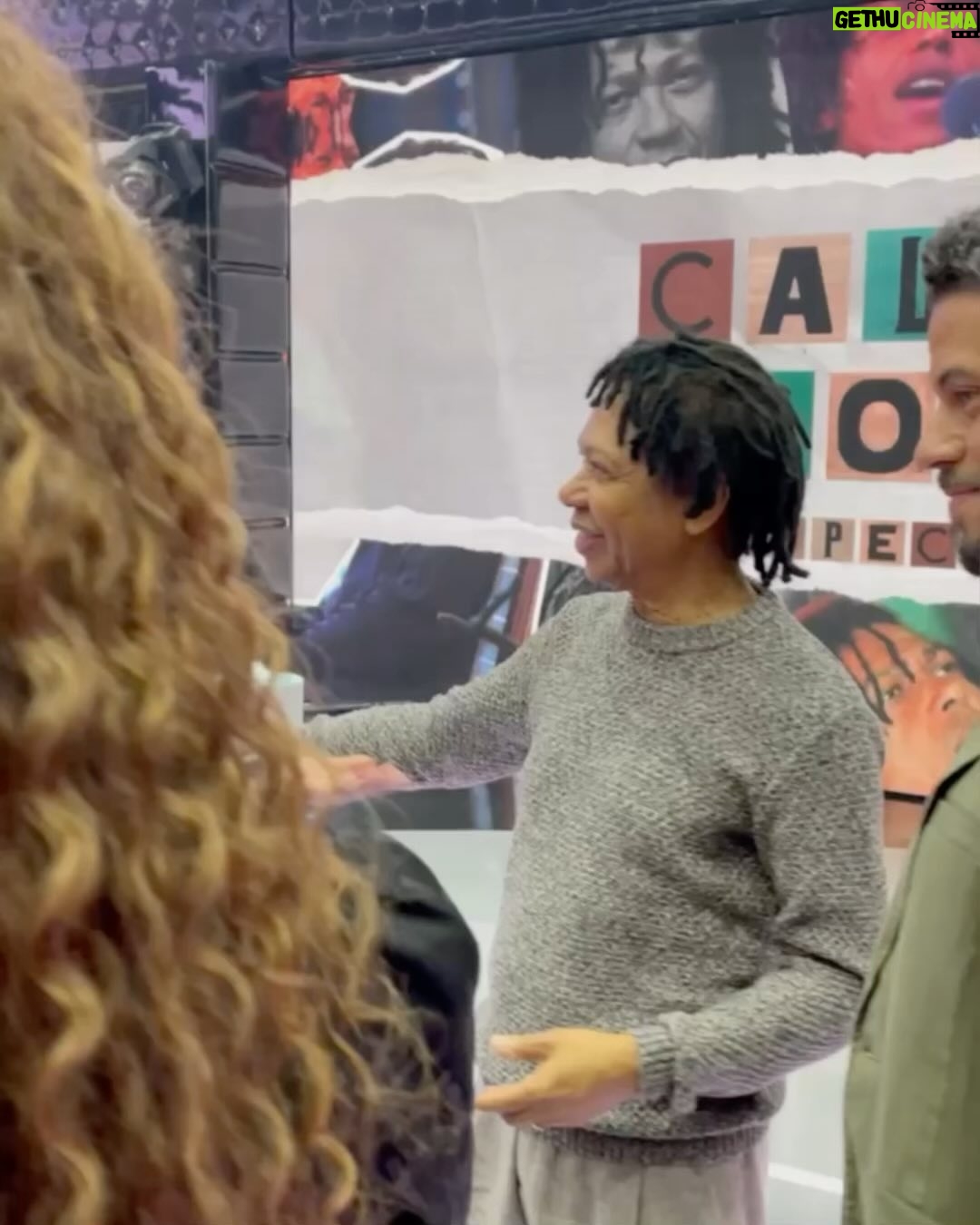 Juliana Alves Instagram - Parece um sonho. É foi real!
Uma sensação indescritível. Estar pertinho de um grande ídolo e participar de uma homenagem única.
Assistam esse programa lindo!
Foi mágico.
Djavan merece!