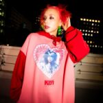 Riisa Naka Instagram - RE.初コラボ商品は
だぁーいすきなKISSと🔥🎸❤️‍🔥🎶‼️‼️‼️ @kissonline 

仲家みんな大好きなKISSのグラフィックを使って
RE.らしくポップなフーディーを作りました💋🔥

フーディーの形もスーパービッグサイズで作ったよ🖤

ジーンシモンズが口から血を出してるグラフィックを
キラキラピンクのハートの中に入れちゃいました😂❤️むねあつ😂🔥‼️‼️‼️

10/29(日)お昼12時に発売だよ💜

@re._oyoufukuyasan_