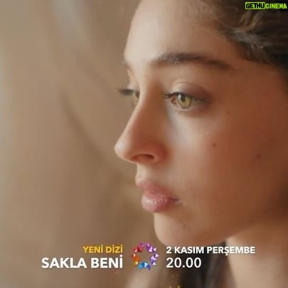 Cemre Baysel Instagram - Sakla beni .. 2 Kasım Perşembe ❤️🔥
Elmas gibi işlediğimiz ilk bölümümüz için çoookk heyecanlıyız !
Canım hocam size sonsuz ♥️♥️♥️! @nadimguc