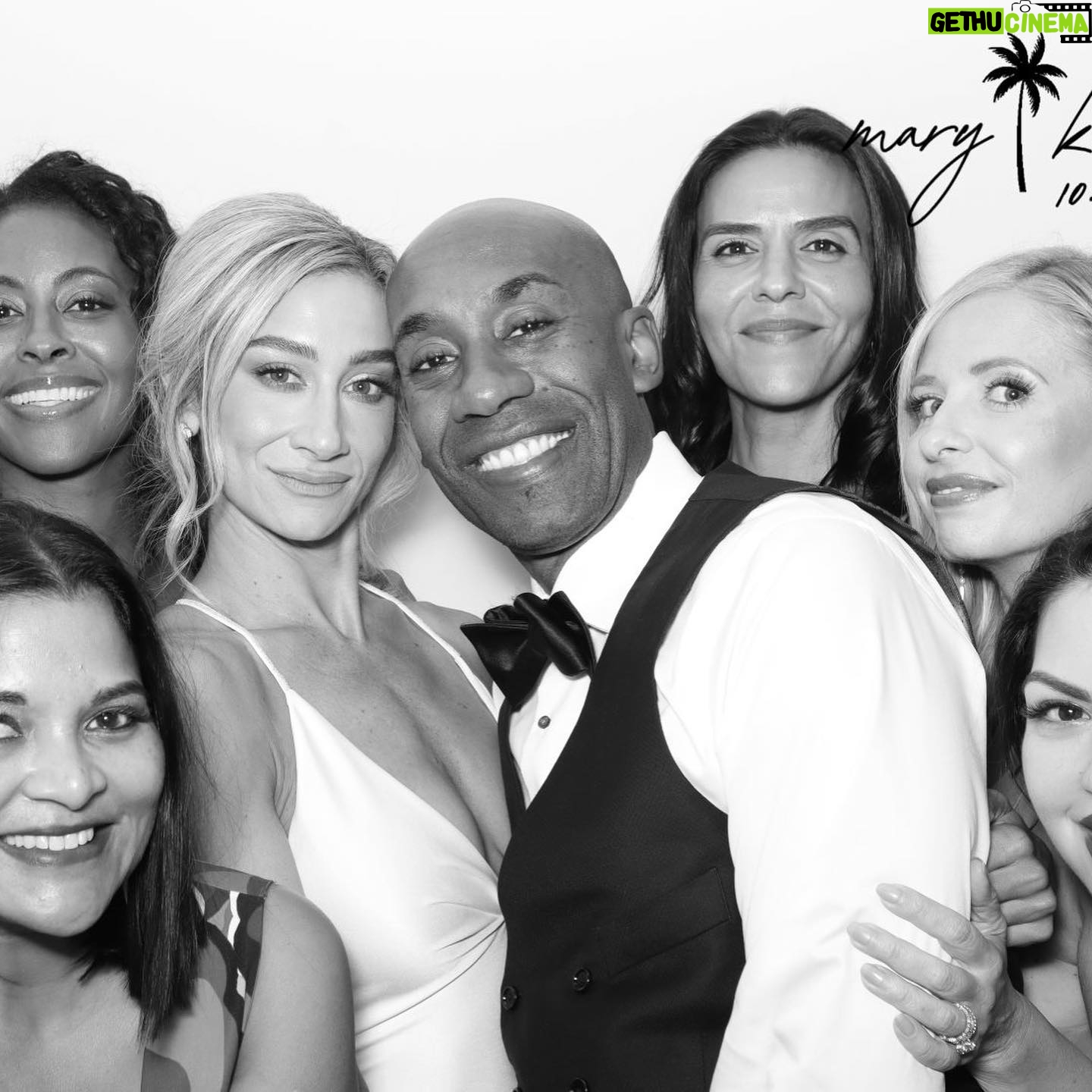 Sarah Michelle Gellar Instagram - #meetmeinstlouis I’m not crying, you are crying (ok I was sobbing) What a night celebrating @marymillermethod @trini1million So much ❤️