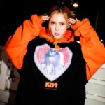 Riisa Naka Instagram - RE.初コラボ商品は
だぁーいすきなKISSと🔥🎸❤️‍🔥🎶‼️‼️‼️ @kissonline 

仲家みんな大好きなKISSのグラフィックを使って
RE.らしくポップなフーディーを作りました💋🔥

フーディーの形もスーパービッグサイズで作ったよ🖤

ジーンシモンズが口から血を出してるグラフィックを
キラキラピンクのハートの中に入れちゃいました😂❤️むねあつ😂🔥‼️‼️‼️

10/29(日)お昼12時に発売だよ💜

@re._oyoufukuyasan_