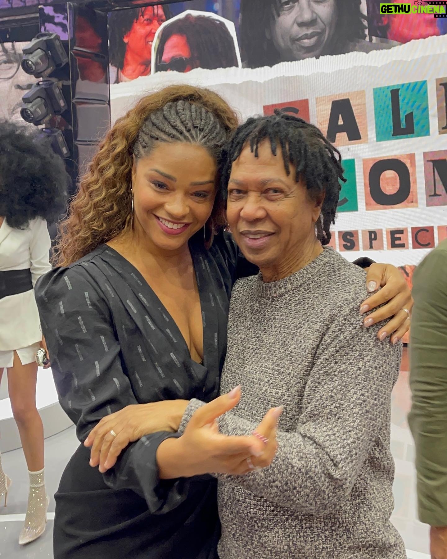 Juliana Alves Instagram - Parece um sonho. É foi real!
Uma sensação indescritível. Estar pertinho de um grande ídolo e participar de uma homenagem única.
Assistam esse programa lindo!
Foi mágico.
Djavan merece!