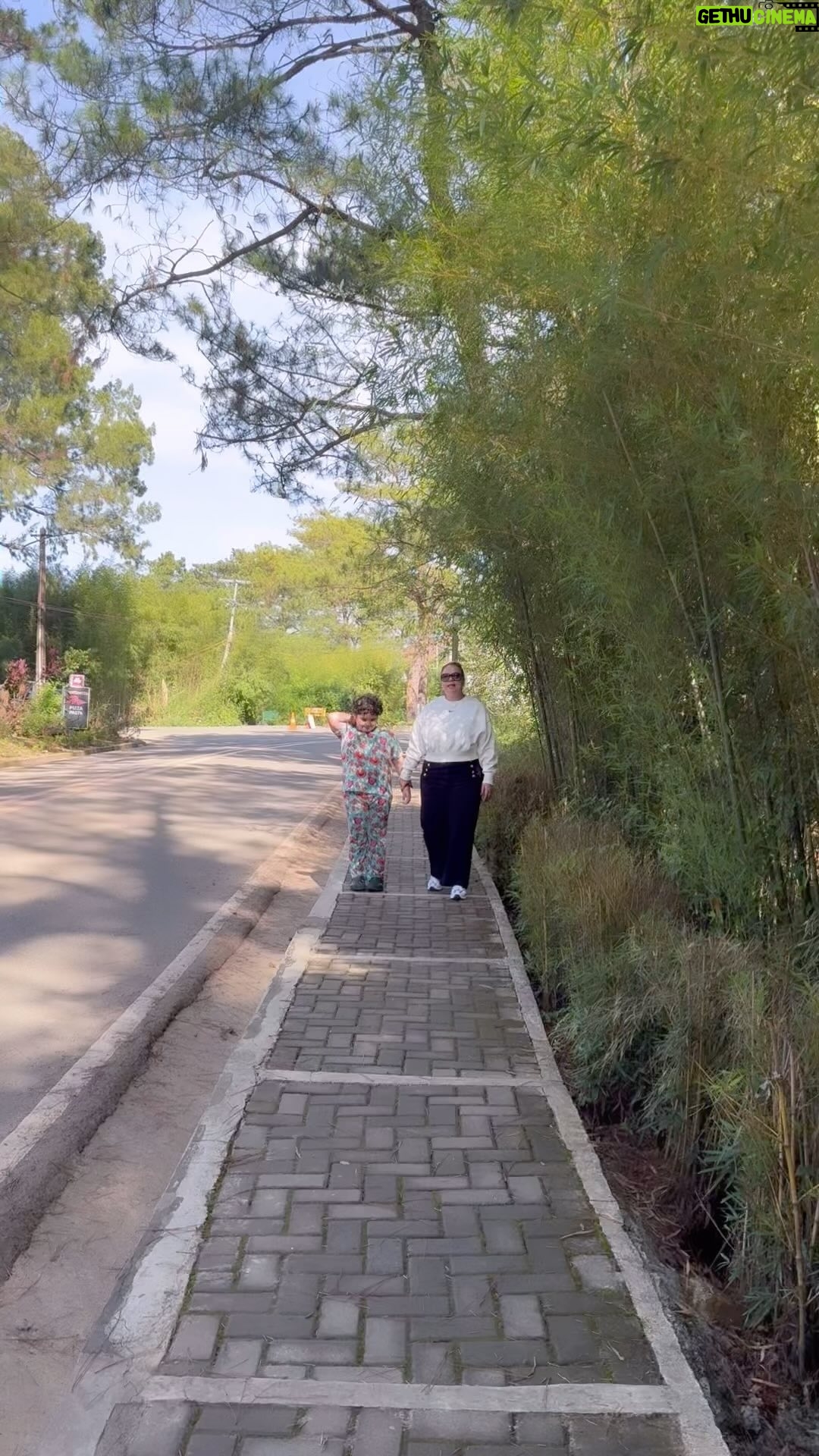 Karla Estrada - 20.3K Likes - Our Hearts are pumpin!!🩵🩵Morning walks…
Always fun..☕️☕️☕️