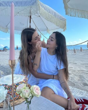 Daniela Calle Instagram - De mis días favoritos del año, porque me regalo a el ser humano mas especial del mundo, nos alumbras la vida a los que tenemos la fortuna de tenerte. 
Thank you for making life this amazing🪄
Happy bday mi amor. Te amo hasta el infinito y mas @poche ❤️‍🔥