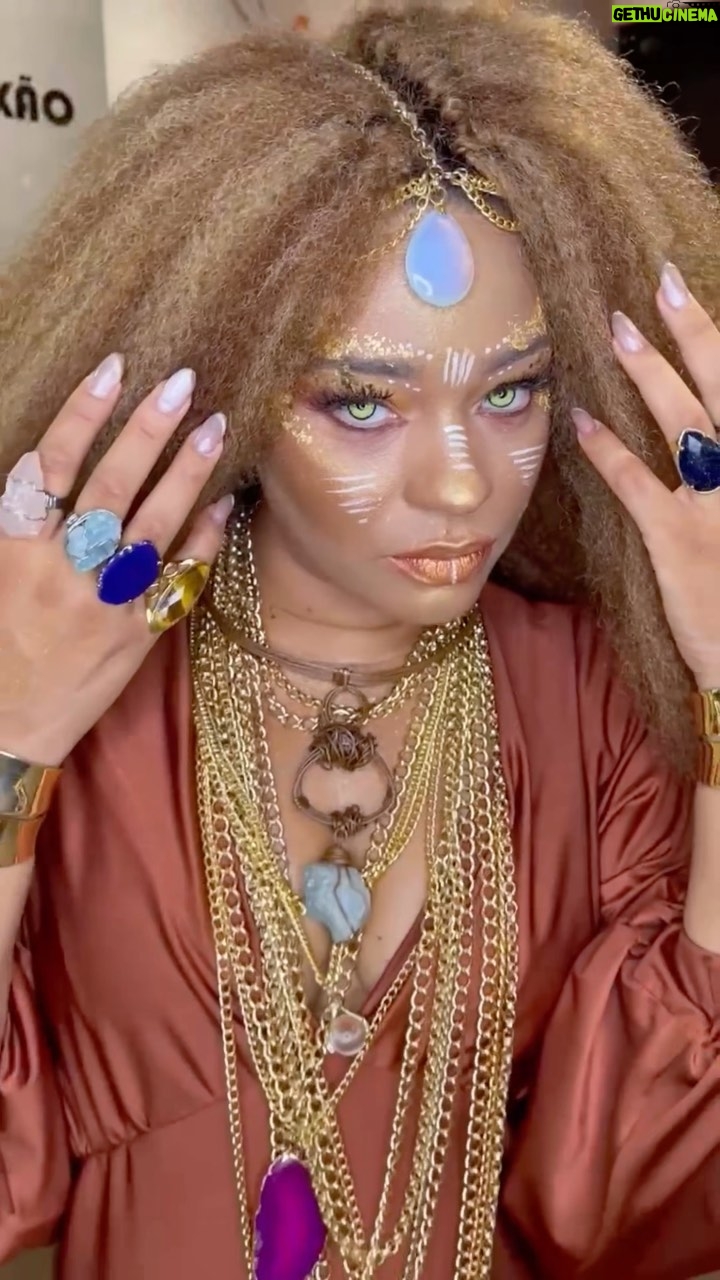 Juliana Alves Instagram - Uma deusa, uma bruxa, uma
feiticeira 🔮
#HalloweenDoCopa2023
Ela conhece seu poder de magia a partir da relação com a natureza.
Esse poder cura e liberta.
Make @paulacrismakup
Hair @_suelenpaiva & @black_yalla
Look @garandrastyle & @paulobijoux____designer