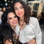 Scarlet Ortiz Instagram - Anoche celebrando Halloween 👻 🎃 de que se trata para mi? De ver a mi hija feliz buscando su disfraz, maquillándose y disfrutando con sus amigos, tocar las puertas y que le den caramelos! Nada más que ser felicessssss y disfrutar con amigos y familia, sin ofender, ni dañar a nadieeee! En paz y en alegría! Respeto las creencias de cada quien aunque no las comparta y sería lindo que todos aprendiéramos a hacerlo!!! No soy de juzgar a alguien por sus creencias así que pido no me vengan a querer imponer creencias que no son mías! Vamos a respetarnos y a ser felicessssss!!! Gracias a mis bellas @hevisjevita @scheherezadelm @blossomid_  por la maravillosa compañía. #halloween