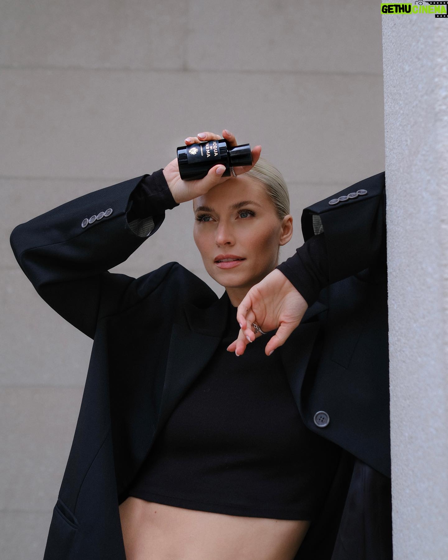 Lena Gercke Instagram - Anzeige| The smell of autumn coming it‘s way 🖤@acquadiparma
#AcquadiParma #Zafferano #SignaturesOfTheSun