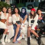 Scarlet Ortiz Instagram - Anoche celebrando Halloween 👻 🎃 de que se trata para mi? De ver a mi hija feliz buscando su disfraz, maquillándose y disfrutando con sus amigos, tocar las puertas y que le den caramelos! Nada más que ser felicessssss y disfrutar con amigos y familia, sin ofender, ni dañar a nadieeee! En paz y en alegría! Respeto las creencias de cada quien aunque no las comparta y sería lindo que todos aprendiéramos a hacerlo!!! No soy de juzgar a alguien por sus creencias así que pido no me vengan a querer imponer creencias que no son mías! Vamos a respetarnos y a ser felicessssss!!! Gracias a mis bellas @hevisjevita @scheherezadelm @blossomid_  por la maravillosa compañía. #halloween