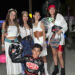 Scarlet Ortiz Instagram - Anoche celebrando Halloween 👻 🎃 de que se trata para mi? De ver a mi hija feliz buscando su disfraz, maquillándose y disfrutando con sus amigos, tocar las puertas y que le den caramelos! Nada más que ser felicessssss y disfrutar con amigos y familia, sin ofender, ni dañar a nadieeee! En paz y en alegría! Respeto las creencias de cada quien aunque no las comparta y sería lindo que todos aprendiéramos a hacerlo!!! No soy de juzgar a alguien por sus creencias así que pido no me vengan a querer imponer creencias que no son mías! Vamos a respetarnos y a ser felicessssss!!! Gracias a mis bellas @hevisjevita @scheherezadelm @blossomid_  por la maravillosa compañía. #halloween