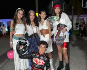 Scarlet Ortiz Instagram - Anoche celebrando Halloween 👻 🎃 de que se trata para mi? De ver a mi hija feliz buscando su disfraz, maquillándose y disfrutando con sus amigos, tocar las puertas y que le den caramelos! Nada más que ser felicessssss y disfrutar con amigos y familia, sin ofender, ni dañar a nadieeee! En paz y en alegría! Respeto las creencias de cada quien aunque no las comparta y sería lindo que todos aprendiéramos a hacerlo!!! No soy de juzgar a alguien por sus creencias así que pido no me vengan a querer imponer creencias que no son mías! Vamos a respetarnos y a ser felicessssss!!! Gracias a mis bellas @hevisjevita @scheherezadelm @blossomid_  por la maravillosa compañía. #halloween
